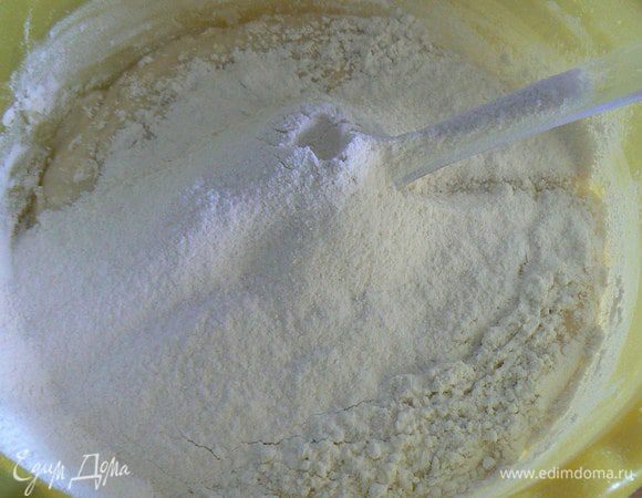 осторожно добавьте муку и разрыхлитель. 