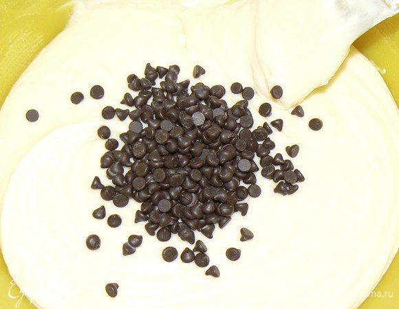 Добавьте кусочки шоколада..