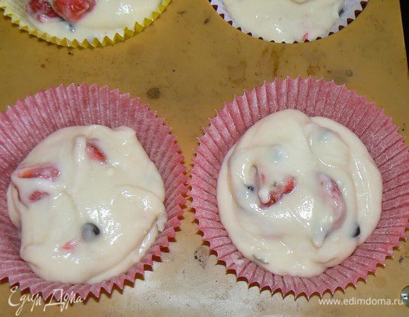 разложите по формочкам для маффинов 