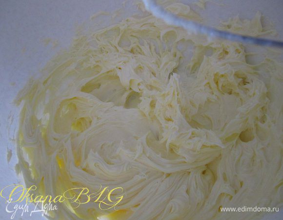 Мягкое масло взбить.