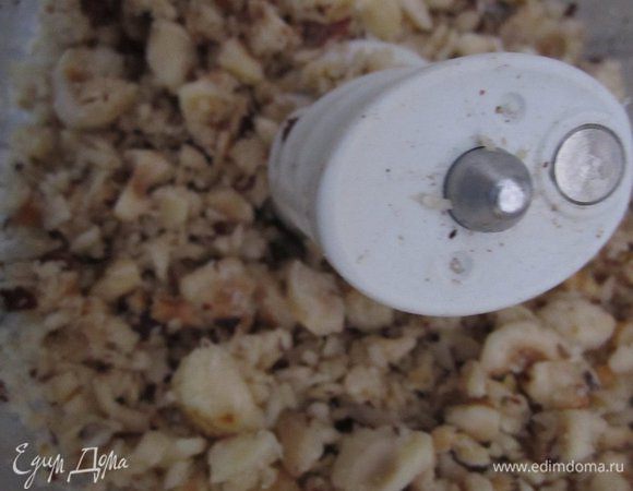 Фундук измельчить в среднюю крошку.