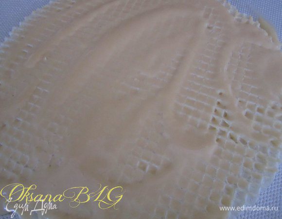 Вафельные коржи перемазать кремом.