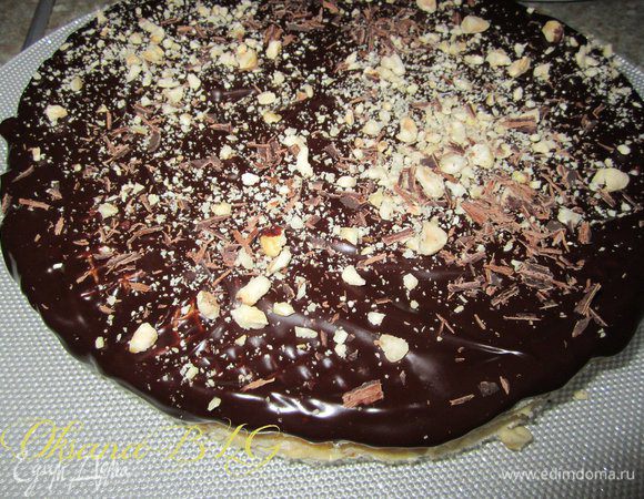 Торт залить глазурью (шоколад растопить и добавить масло). Посыпать орехами.