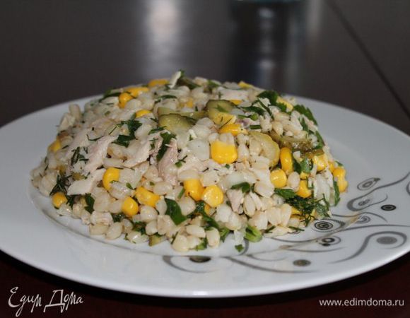отварить перловку,и курицу.
курицу нарезать кубиками,мелко лук,добавить петрушку,укроп,огурчики,кукурузу,сок лимона,соль и перец по вкусу.
Вот такой легенький салатик.