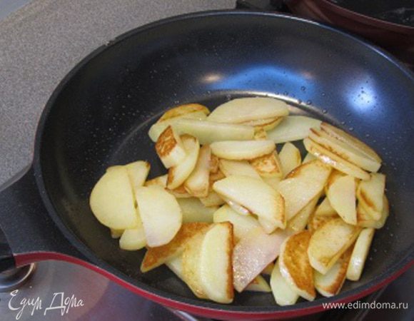 Картофель очистить,нарезать дольками,обжарить на сильном огне до полу готовности,до золотистого цвета, так же можно без добавления масла.