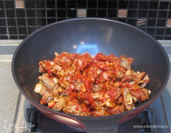 Мясо нарезать соломкой, обжарить до  полного выпаривания сока,до золотистой корочки, посолить, поперчить. Добавить мелко нарезанный лук,обжарить еще 3−5 минут,добавить томатную пасту. Затем добавить воду,так,чтобы мясо было полностью покрыто водой. Тушить на умеренном огне 30  минут,затем добавить картофель ,лавровый лист и тушить еще 10 минут.