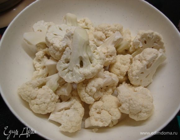 Капусту «разберите» на соцветия (большие нарежьте на половинки) и отварите до полуготовности в подсоленной воде. Слейте воду и остудите.
