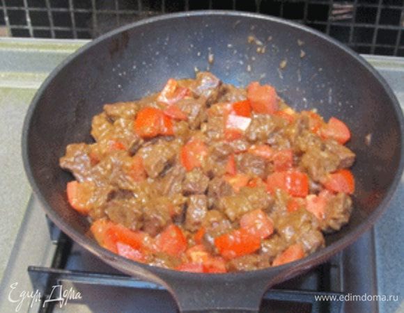 Затем добавить нарезанные крупным кубиком помидоры, протушить еще
(5−7 мин.). Добавить базилик, соль, перец. Снять с огня. Подать на стол.
