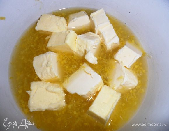 Лимонный крем:
В миску наливаем лимонный сок, добавляем 75 гр.сахара, сливочное масло, цедру и доводим до кипения.