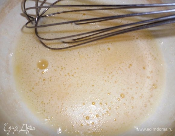 Отдельно взбиваем яйца с оставшимися 75 гр.сахара