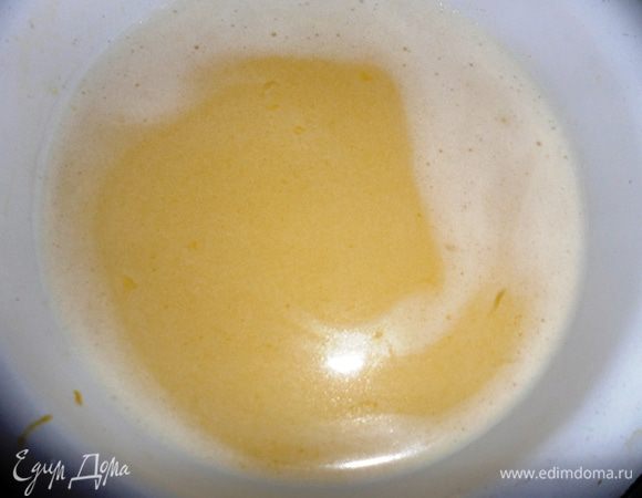 Тонкой струйкой вводим в яичную смесь лимонную смесь