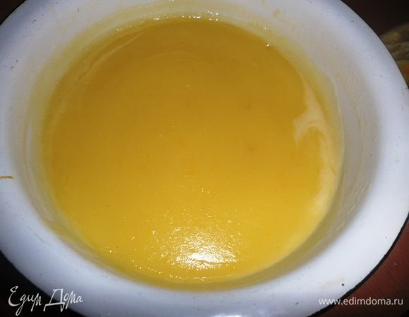 Поставить на огонь и постоянно помешивая довести до кипения. Крем хорошо остудить