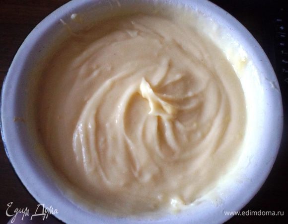 В остывший крем добавить маскарпоне и хорошо перемешать до однородной массы