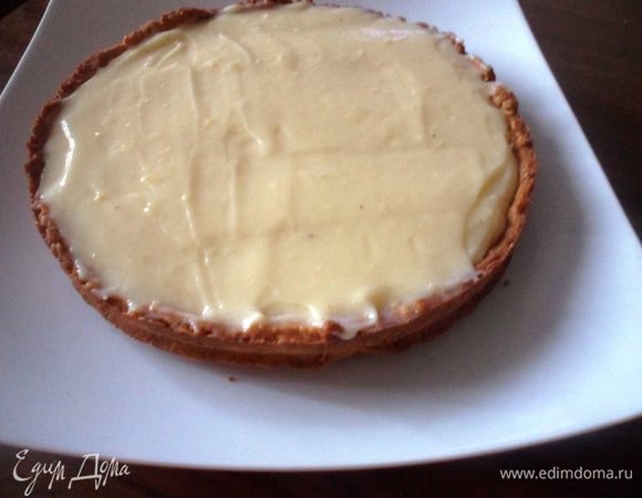 Готовому коржу дать остыть и выложить на него лимонный крем. Хорошо разровнять 