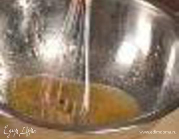 Масло взбить с уксусом, майораном, орегано, солью и перцем. Можно добавить немного горчицы.