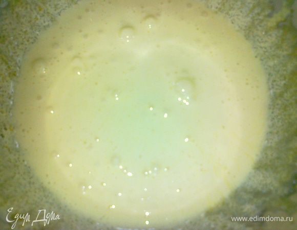 тем временем желтки растираем с 40 г сахара