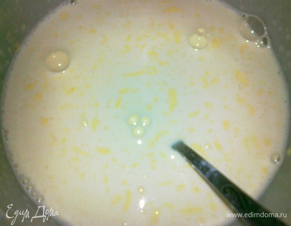 добавляем в желтки кукурузный крахмал и хорошо перемешиваем,вливаем понемногу кипеченное молоко и перемешиваем