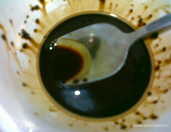 теперь возьмем 2 ч.л. растворимого кофе зальем 1 ст.л. кипятка и хорошо перемешаем,добавляем в наш крем и перемешиваем