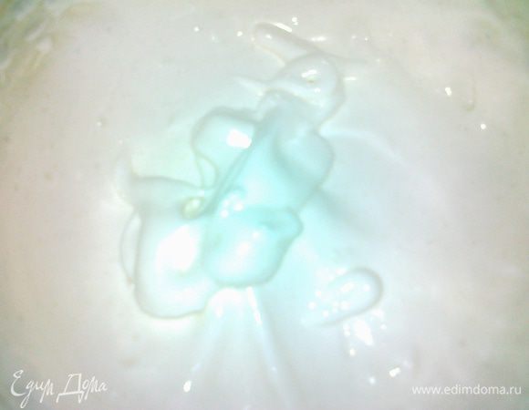 взбиваем белки в пену ,добавляем 60 г сахара и взбиваем до мягких пиков,добавляем пару капель лимоного сока