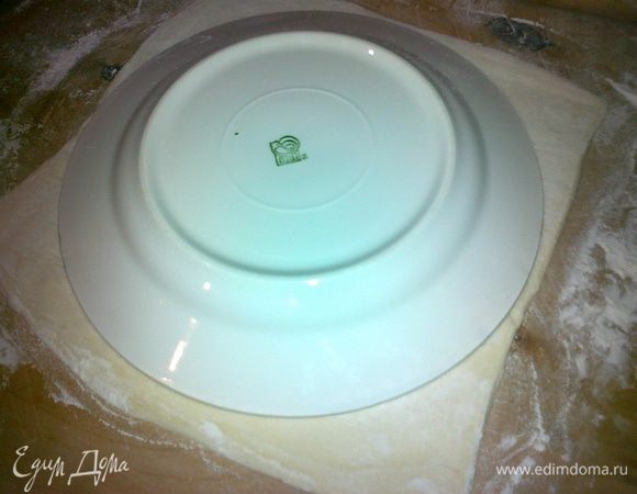 теперь берем слоенное тесто и раскатываем тонко,обрезаем по форме тарелки