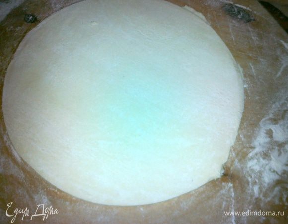 остатки от теста пока откладываем в сторону,раскатываем каждый лист теста и ставим в духовку при т.240 на 30 мин., я выпекала по 2 коржа сразу