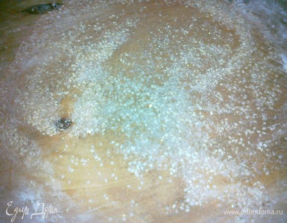 пока пекуться коржи берем наши остатки и слаживаем вместе и немного вымешиваем,посыпаем доску кунжутом,корицей и крупным сахаром