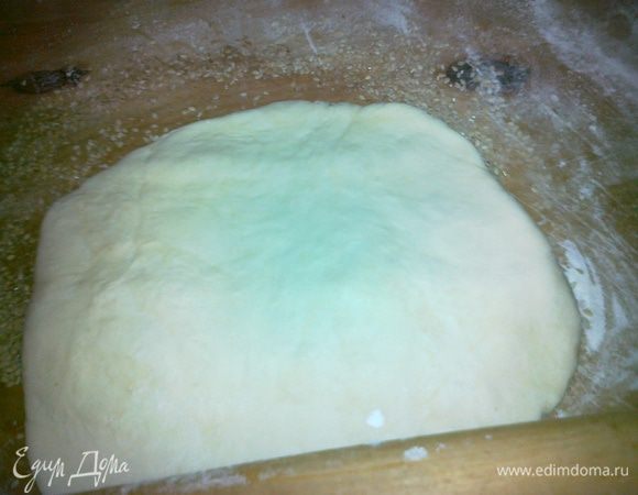 ложим на посыпку наше тесто и начинаем раскатывать по ней,сначала с одной стороны потом с другой