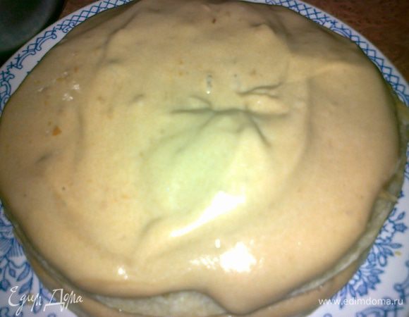 берем первый корж располагаем на тарелке и смазываем не жалея кремом,накрываем другим коржом и так до конца,также обильно смазываем края