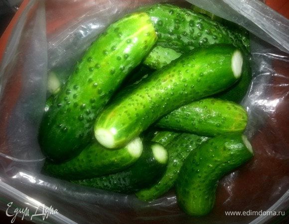Отрезаем"попки"от огурцов (кстати,огурцы подойдут любые:кривые,толстые,тонкие-любые!) и складываем в пакет.