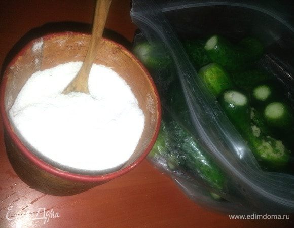 Количество соли,как говорится,по вкусу!Я пробовала 2ст.л.на кг-получились не малосольные,а крепкосолёные,поэтому всегда теперь беру 1ст.л.!