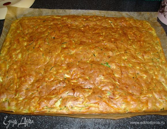 Противень застелить бумагой для выпечки,смазать маслом и вылить наше тесто,разровнять и выпекать про 180С примерно 30 минут.