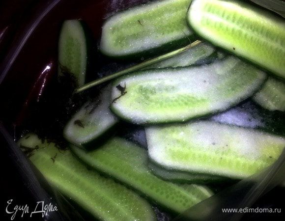 Если попадаются огурцы переростки-разрезаем их вдоль,остальное,как в рецепте!