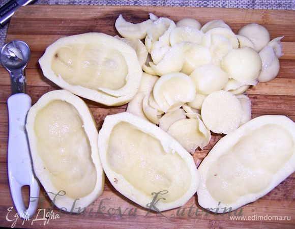 Тем временем картофель очистить, разрезать вдоль на две части. В каждой части вырезать сердцевину. Дабы ускорить процесс вырезания, я воспользовалась ножом в виде шарика (изначально он предназначен для мягких фруктов, чтобы делать шарики). Получилось быстро и удобно. 