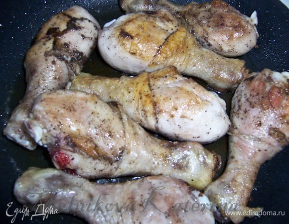 Куриные ножки натереть солью, перцем и обжарить до золотистой корочки со всех сторон на небольшом кол-ве растительного масла. 