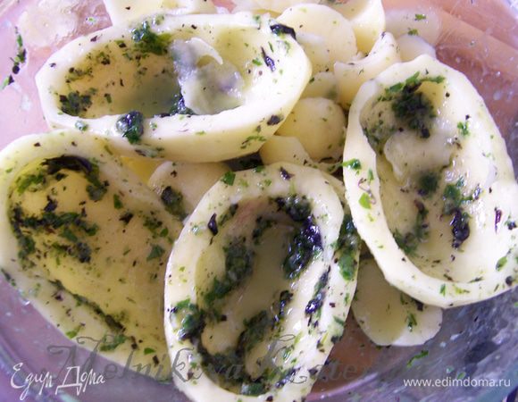 В отдельную тару поместить подготовленный картофель, вылить маринад и руками натереть/распределить по всему картофелю. 