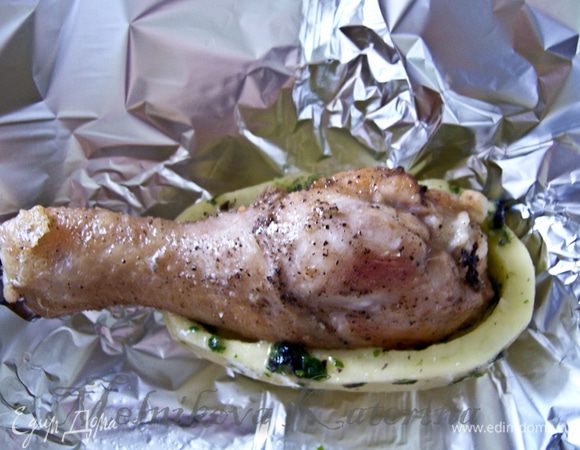 Форму для запекания выстелить фольгой. Положить одну "лодочку", в нее вложить куриную ножку. 