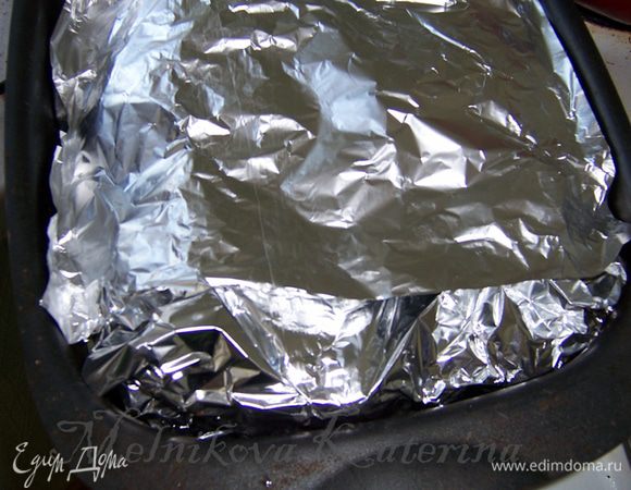 Аналогично выложить остальные ножки. Остатки от вырезания картофеля также выложить в форму. Накрыть вторым листом фольги и отправить выпекаться в духовку на 20 минут при 180 градусах. По истечении этого времени снять верхний лист фольги и выпекать еще 15 минут для зарумянивания. 