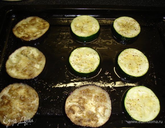 На протвень,смазанный подсолнечным маслом,выложить цукини и баклажаны,слегка посолить и посыпать любимыми травками.Запекать при температуре 180С 7-8 минут.