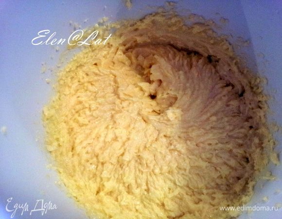 Сливочное масло и сахар растереть до однородности.