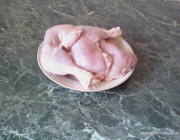 Тщательно промыть куриные ножки, удалить жир и снять кожу (не обязательно, но я снимаю).


 