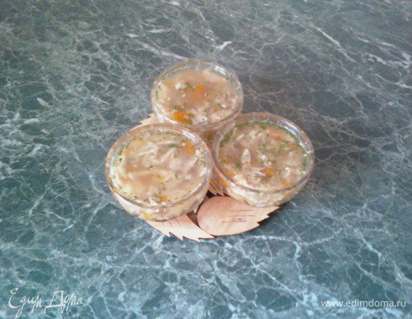 Растворить желатин: 
на 1 литр или более горячего куриного бульона (подогреть) засыпать весь желатин,тщательно размешать до полного растворения и процедить через сито с марлей (дать постоять 5 минут).
Залить блюдо.Добавить чеснок и укроп. Поперчить.
Осторожно размешать.
Немного остудить.
Накрыть пленкой и поместить на ночь в холодильник для окончательного застывания.
