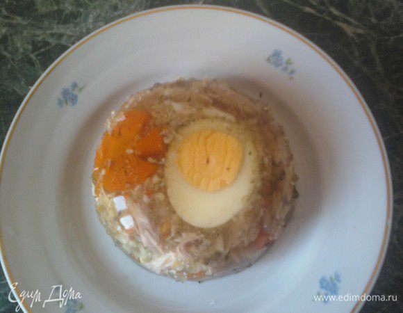 Провести ножем по краю емкости (отделив заливное от стенки ), перевернуть и вытряхнуть содержимое.
К столу подать горчицу или хрен.
Дерзайте!!!