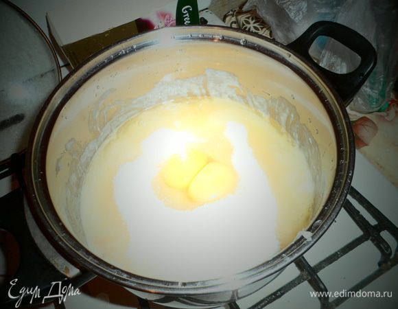 А теперь займёмся тестом:

Разомните 4 банана, можно с кефиром и сахаром.Добавьте яйца, сахар, ванилин, соль и растопленное масло, соль и соду.