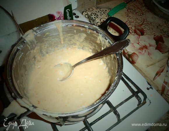 Досыпьте муку.