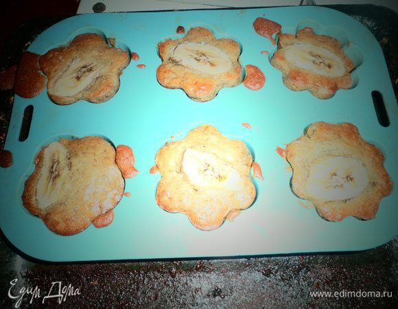 Смажьте сливочным маслом формочки.
Выложите тесто в формочки для кексов.
Выкладывайте на 2/3 углубления.

Поставьте выпекать на 30-35 минут.