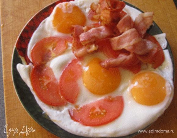 Жарить до готовности на медленном огне. Выложить на
тарелку ,сверху выложить бекон. подать на стол. Все готово! Приятного аппетита! 
