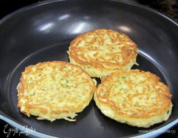 На предварительно разогретую сковороду( лучше использовать сковороду с керамическим покрытием типа "Фрайбест", т.к. не нужно добавлять растительное масло  на сковородку) выложить массу по 80 гр (в виде оладьев), обжарить с обеих сторон до хрустящей корочки, при необходимости довести до готовности в духовке. 
Выложить на тарелку, подать на стол со сметаной. Можно подать на яичнице-глазунье, тоже очень вкусно, сытно и красиво!
