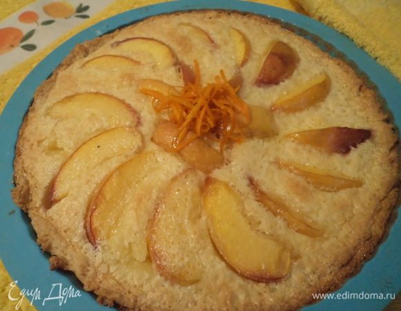 Затем бумагу с фасолью убрать и печь корж еще минут 10. 
Затем, выложить нектарины порезанные на дольки. Залить кремом. 
Крем-взбить желтки с сахаром, ванилью, сливками и мукой. Запекать около 50 минут при 160 -170 градусах пока крем не загустеет. 
