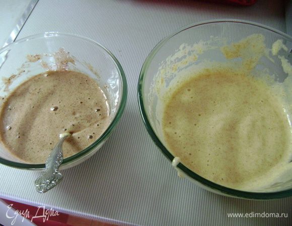 Тесто разделить на 2 части. В одну добавить какао и аккуратно перемешать.