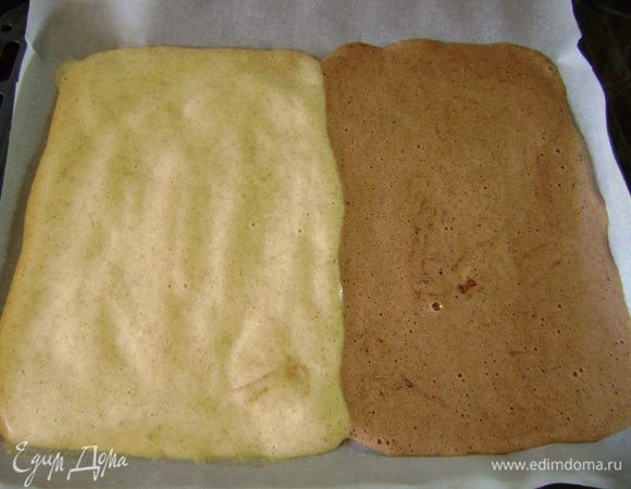 На противень, выстеленный пергаментной бумагой, выложить белую и шоколадную начинки в виде прямоугольника.